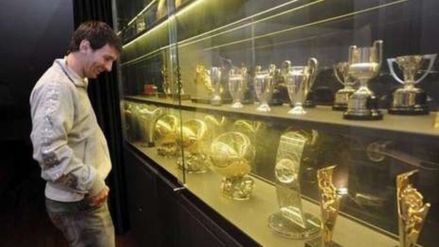 Messi contempla con bastante orgullo sus trofeos. (Internet)