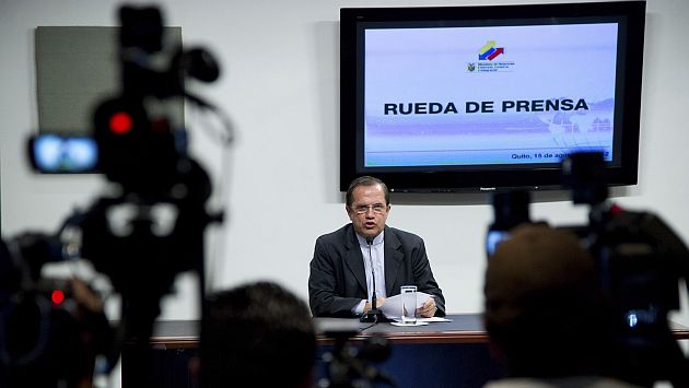 Canciller de Ecuador, Ricardo Patiño, denunció la presunta amenaza en conferencia de prensa. (Reuters)