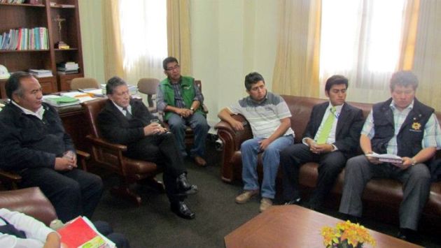 César Choque Ticona (de verde) se reúne con las autoridades de Arequipa. (Difusión)