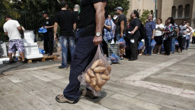 Neonazis también reparten víveres a angustiados griegos sin empleo. (AP)